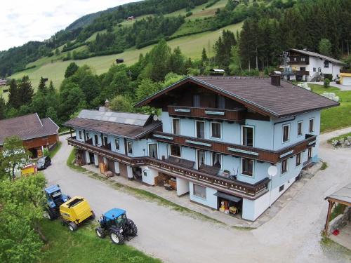 une vue aérienne sur une grande maison avec un tracteur dans l'établissement Spacious Apartment near Ski Area in Mittersill, à Mittersill