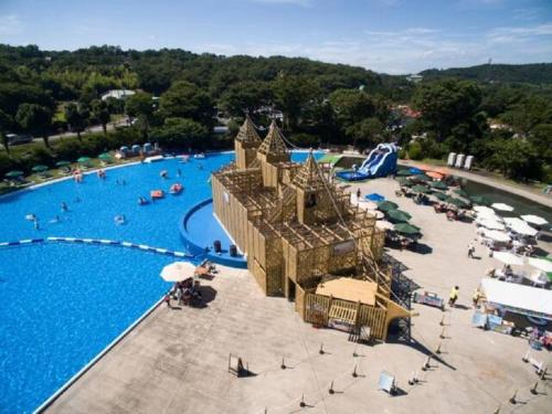 eine Luftansicht auf einen großen Pool in einem Resort in der Unterkunft Izu One Club - Vacation STAY 10342v in Futo