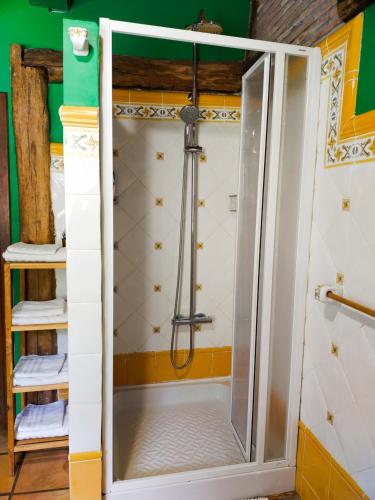 um chuveiro com uma porta de vidro na casa de banho em ANTZOMENDI em Mutriku