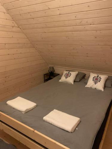 Postel nebo postele na pokoji v ubytování Srokowa Hacjenda