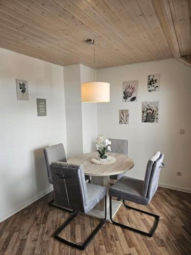 een eetkamer met een tafel en 2 stoelen bij 2 Zimmer Wohnung in Bad Waldsee in Bad Waldsee