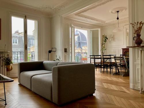 un salon avec un canapé et une table dans l'établissement Deluxe Balcony Paris Gare de Lyon, à Paris