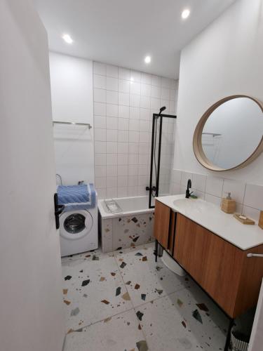 une salle de bain avec un lavabo et une machine à laver dans l'établissement T3 de 70m2 5/7 couchages, à Cauterets