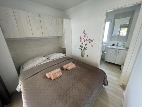 een slaapkamer met een bed met twee handdoeken erop bij Arabela Lux Villa in Pakoštane