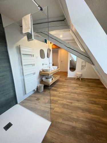 Cette chambre mansardée dispose d'un escalier et d'un miroir. dans l'établissement Les pensées d'Anne & Marie duplex 4/6 Personnes, à Eguisheim