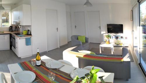 - un salon avec un canapé et une table dans l'établissement Gite Loire et Bois, à Saint-Martin-sur-Ocre