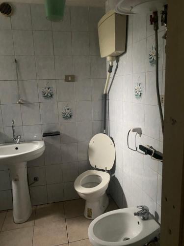 La salle de bains est pourvue de toilettes et d'un lavabo. dans l'établissement Rafin’s turistico agricoltura, à Malcontenta