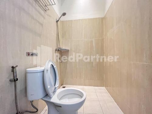 Bathroom sa JENGGO Riverside Mitra RedDoorz near Kampung Inggris Pare
