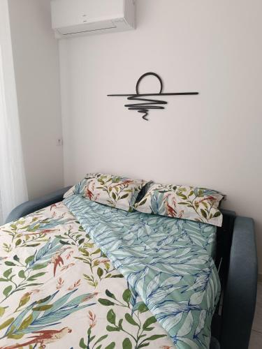 - un lit avec une couette et 2 oreillers dans l'établissement Le Petit Graulen, au Grau-du-Roi