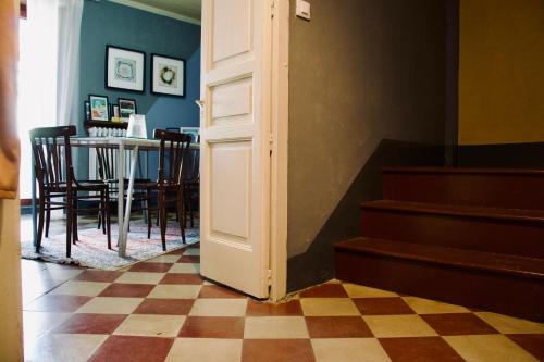 uma porta num quarto com uma mesa e cadeiras em Bed and Breakfast da Peppino em Bianchi