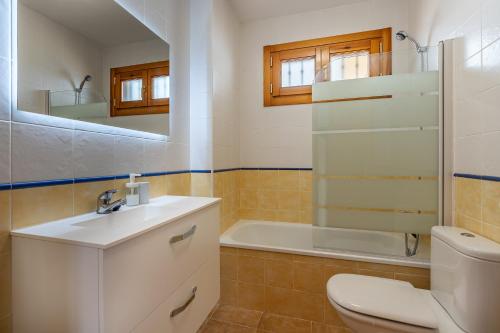 a bathroom with a sink and a toilet and a tub at Villa picena las alpujarras in Picena