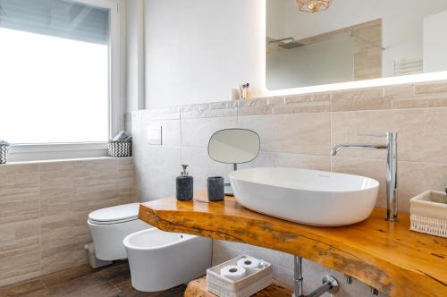 uma casa de banho com um lavatório e um WC em Verona - Sweety Apartment with Balcony! em Verona