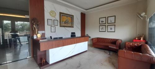 - un hall avec une réception et des meubles en cuir dans l'établissement Tushar Group of Hotels - Polo Inn Sez, à Jaipur