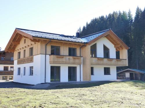 ザールバッハ・ヒンターグレムにあるLuxury Chalet in Saalbach Hinterglemm with Saunaの畑建築中の家