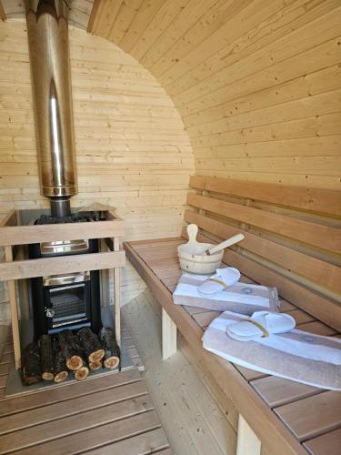 eine Sauna mit Herd in einem Holzzimmer in der Unterkunft Old Stone Barn in Gabonjin