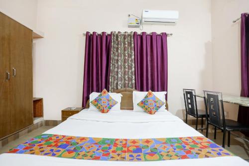 1 dormitorio con 1 cama y escritorio con sillas en FabExpress Corporate Stays, en Ranchi