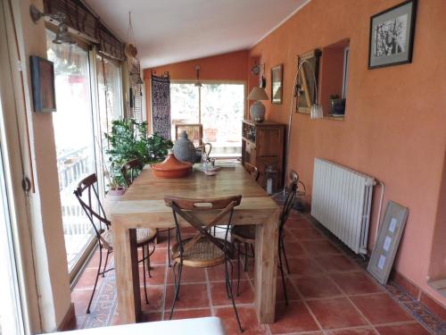 ein Esszimmer mit einem Holztisch und Stühlen in der Unterkunft art Lançon in Lançon-Provence