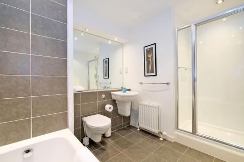 a bathroom with a toilet sink and a shower at Lovely Aberdeen Home close to the Scottish Coast in Aberdeen