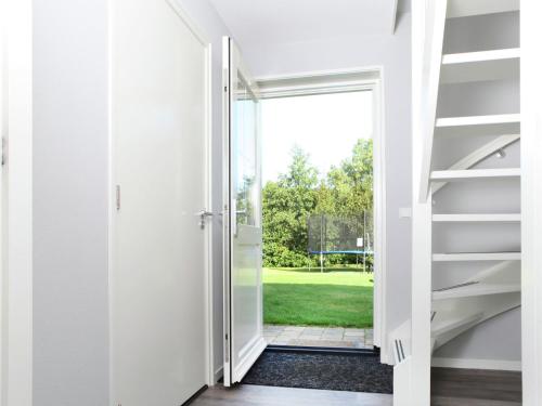 uma porta aberta com vista para um pátio em Luxurious Villa in Schoorl with Garden em Schoorldam
