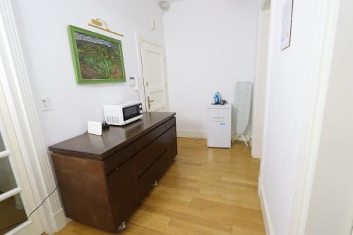een kamer met een houten dressoir en een magnetron. bij Fantastic - K Room 6 in Warschau