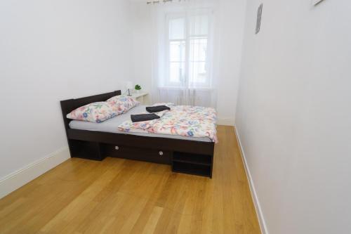 Bett in einem Zimmer mit Holzboden in der Unterkunft Fantastic - K Room 6 in Warschau