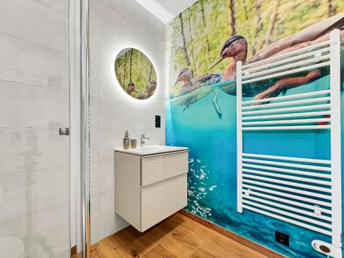 uma casa de banho com um WC e um lavatório em CBlue: Seeblick, Kamin, Wallbox, Natur em Bentwisch