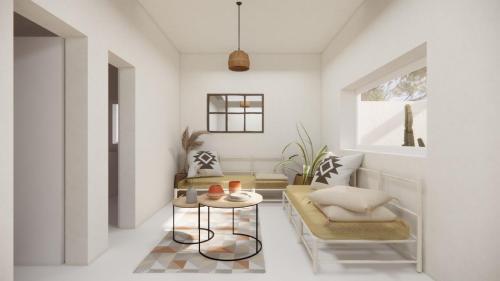uma sala de estar com duas cadeiras e uma mesa em Apartamentos Punta Rasa em Cala Saona