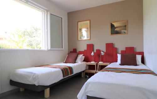 Cette chambre comprend 2 lits et une fenêtre. dans l'établissement Gite Loire et Bois, à Saint-Martin-sur-Ocre