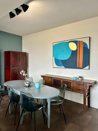une salle à manger avec une table et des chaises dans l'établissement LE GAMBETTA, à Dieppe