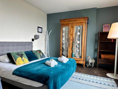 une chambre avec un lit avec des serviettes dessus dans l'établissement LE GAMBETTA, à Dieppe