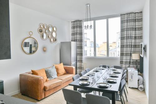 un salon avec une table et un canapé dans l'établissement Sacré-Coeur Modern 4BD with sauna for 10 guests!, à Paris