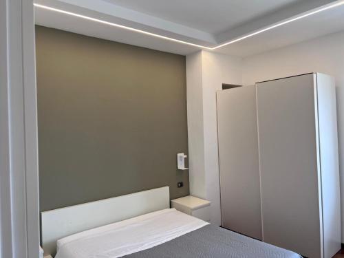 ein kleines Schlafzimmer mit einem Bett und einem Schrank in der Unterkunft Residence Tufilla in Ascoli Piceno