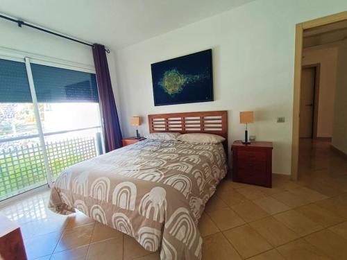 1 dormitorio con cama y ventana grande en Casa VistaBonita-Oasis exclusivo, en Playa de Santiago