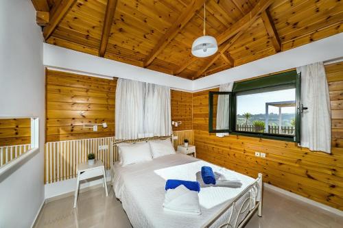 sypialnia z łóżkiem w pokoju z drewnianymi ścianami w obiekcie Sofia's Place w Heraklionie