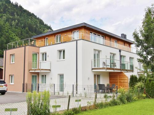 ツェル・アム・ゼーにあるBeautiful Apartment near Ski Area in Salzburgのバルコニー付きの家