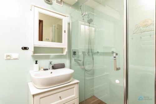 Koupelna v ubytování Rustic by 3City Rentals