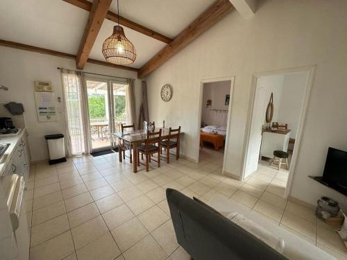 une cuisine et un salon avec une table et une salle à manger dans l'établissement Pianiccia * Accés plage * proche Porto Vecchio, à Sari-Solenzara