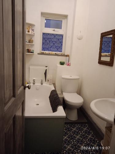 Captivating 2-Bed Hideaway Apartment in Gloucester في غلوستر: حمام مع حوض ومرحاض ومغسلة