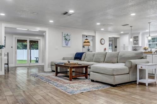 Ruang duduk di Spacious Home w Pool-Tucked Away in Jax Beach