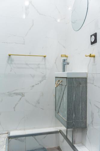 a bathroom with a shower and a sink at Le loft du voyageur in Saint-Denis
