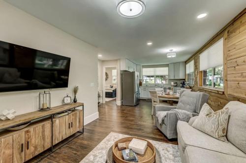 a living room with a couch and a tv at Cozy Riverside Villa - Walkable to Bars & Restaurants in Jacksonville