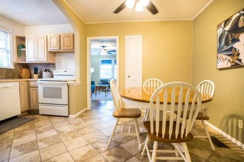 - une cuisine et une salle à manger avec une table et des chaises dans l'établissement Charming Riverside Retreat 1 1 - Near 5 Points #2, à Jacksonville