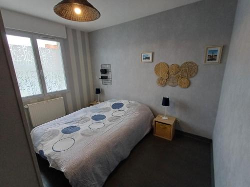 ein Schlafzimmer mit einem großen Bett in einem Zimmer in der Unterkunft Soleil d'Opale et son grand jardin in Wimereux