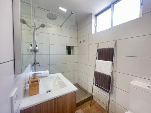 een badkamer met een wastafel en een douche bij PaulMarie Miraverde Apartment in Adeje