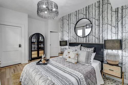 Ένα ή περισσότερα κρεβάτια σε δωμάτιο στο Fourth House - Eclectic and fun 1BR in SPR