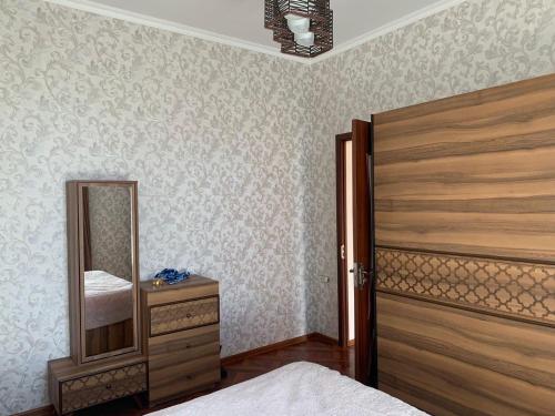 馬爾特維利的住宿－Villa，一间卧室配有一张带镜子和梳妆台的床