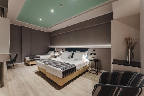 Ένα ή περισσότερα κρεβάτια σε δωμάτιο στο Athens Cypria Hotel 