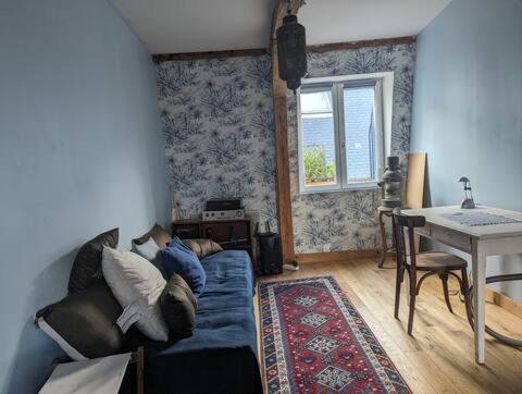 un salon avec un canapé bleu et une table dans l'établissement Maison de pêcheurs 2 chambres, proche de tout, à Trouville-sur-Mer