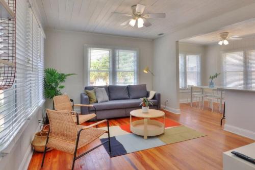 Istumisnurk majutusasutuses Casual Beach Getaway - Pool - Short Walk to Beach