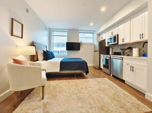 Cet appartement comprend une chambre avec un lit king-size et une cuisine. dans l'établissement Fun Cozy Apts - 1 25 Mile Walk to TIAA Bnk Fld, à Jacksonville